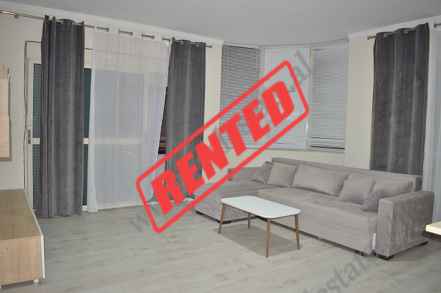 Apartament 1+1 me qira ne rugen Peti prane Kopshtit Zoologjik, ne Tirane.
Pozicionohet ne katin e 2